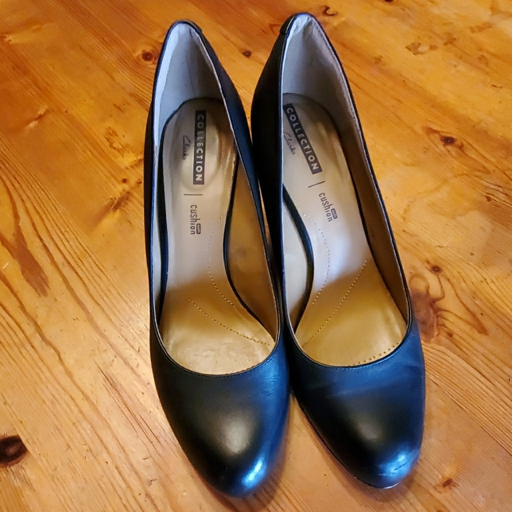 Clark's soft cushion black pumps